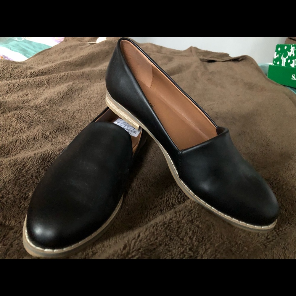 Navy blue leather flats.